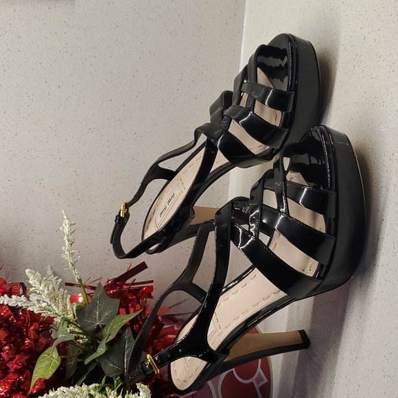MIU MIU caged patent leather pumps (sz 8) - Picture 2 of 11